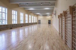 Rīgas skolās vairs nebūs mācību divās maiņās