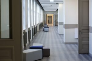 Rīgas skolās vairs nebūs mācību divās maiņās