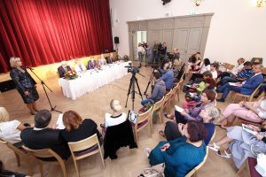 Rīgas skolās vairs nebūs mācību divās maiņās