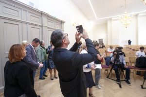 Rīgas skolās vairs nebūs mācību divās maiņās