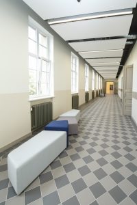 Rīgas skolās vairs nebūs mācību divās maiņās