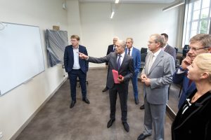 Rīgas skolās vairs nebūs mācību divās maiņās