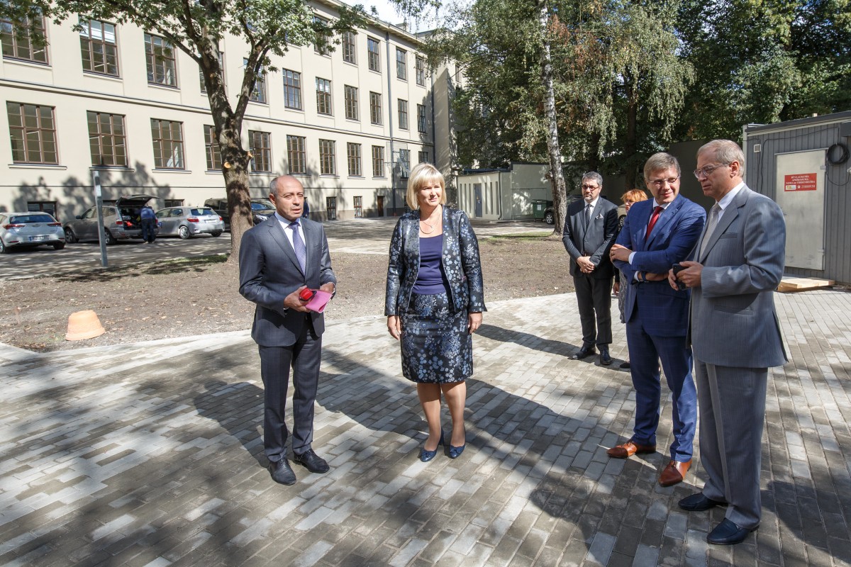 Rīgas skolās vairs nebūs mācību divās maiņās