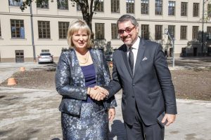 Rīgas skolās vairs nebūs mācību divās maiņās