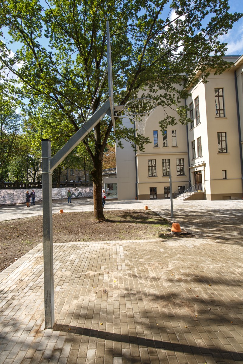 Rīgas skolās vairs nebūs mācību divās maiņās