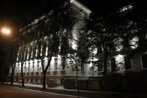 Pirmo reizi ieslēdz Rīgas Franču liceja atjaunotās vēsturiskās ēkas fasādes apgaismojumu