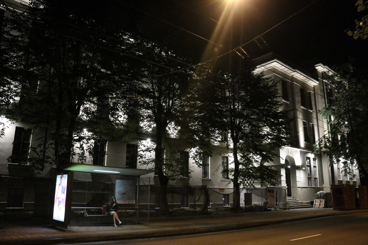 Pirmo reizi ieslēdz Rīgas Franču liceja atjaunotās vēsturiskās ēkas fasādes apgaismojumu