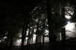 Pirmo reizi ieslēdz Rīgas Franču liceja atjaunotās vēsturiskās ēkas fasādes apgaismojumu