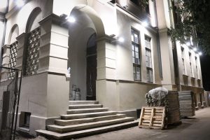 Pirmo reizi ieslēdz Rīgas Franču liceja atjaunotās vēsturiskās ēkas fasādes apgaismojumu