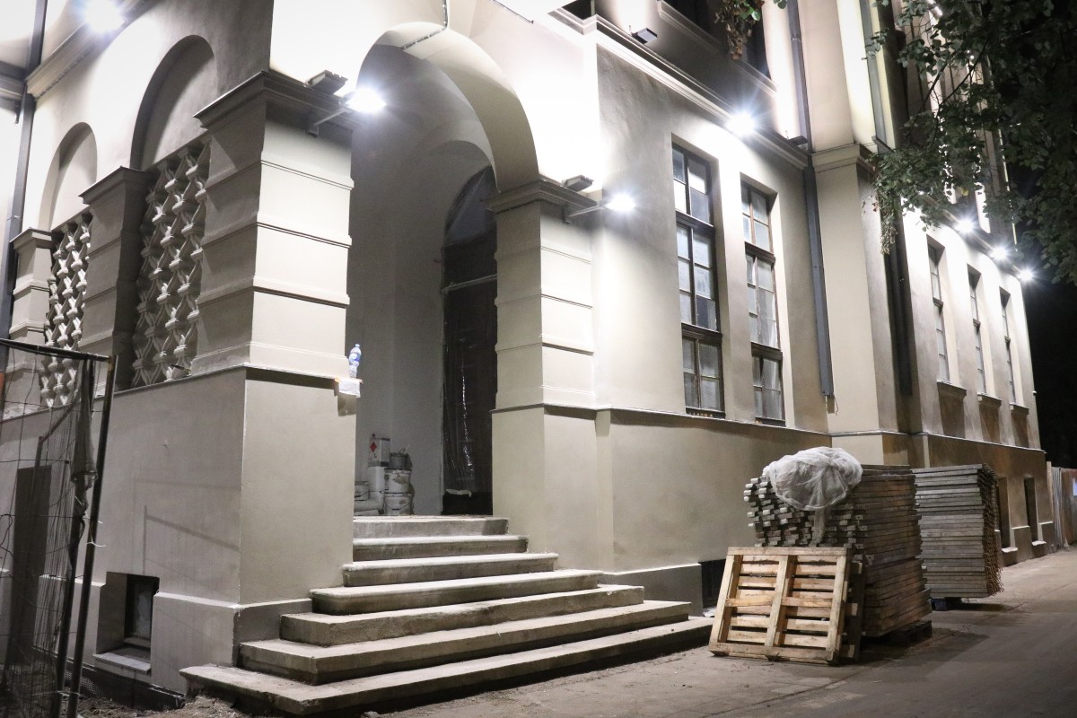 Pirmo reizi ieslēdz Rīgas Franču liceja atjaunotās vēsturiskās ēkas fasādes apgaismojumu