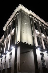 Pirmo reizi ieslēdz Rīgas Franču liceja atjaunotās vēsturiskās ēkas fasādes apgaismojumu