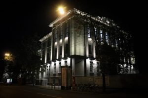 Pirmo reizi ieslēdz Rīgas Franču liceja atjaunotās vēsturiskās ēkas fasādes apgaismojumu