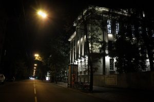 Pirmo reizi ieslēdz Rīgas Franču liceja atjaunotās vēsturiskās ēkas fasādes apgaismojumu