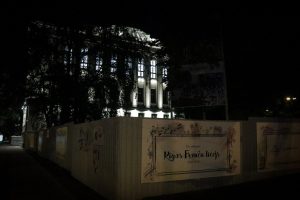 Pirmo reizi ieslēdz Rīgas Franču liceja atjaunotās vēsturiskās ēkas fasādes apgaismojumu