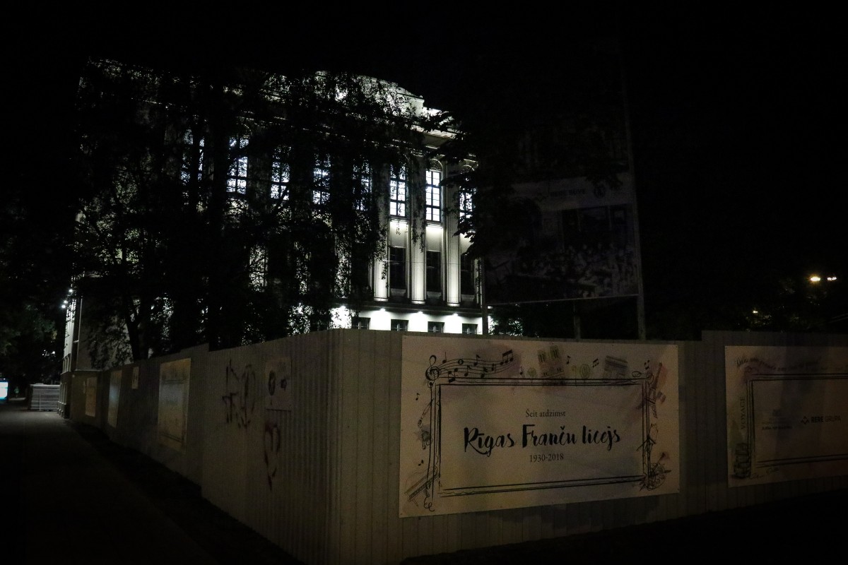 Pirmo reizi ieslēdz Rīgas Franču liceja atjaunotās vēsturiskās ēkas fasādes apgaismojumu