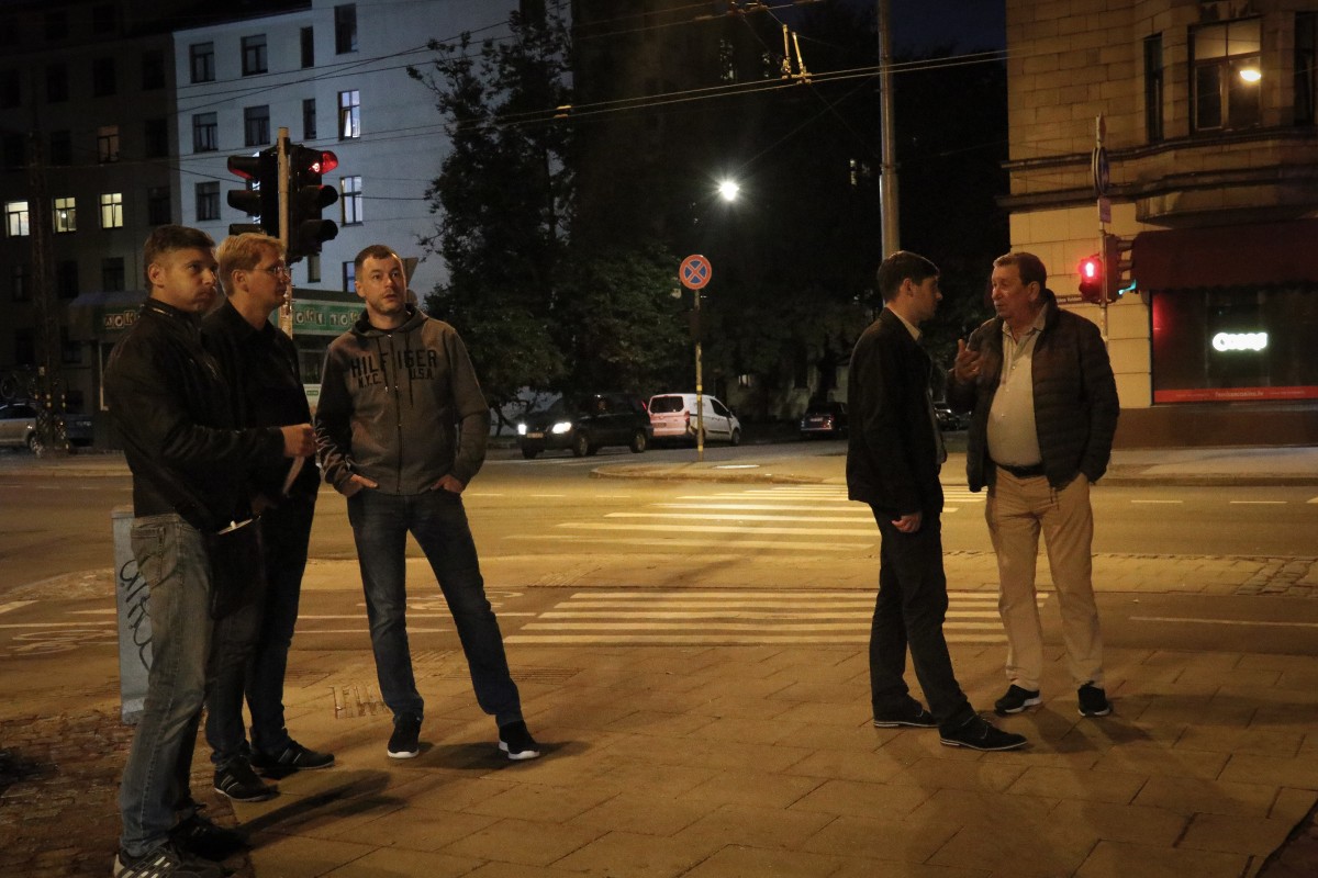 Pirmo reizi ieslēdz Rīgas Franču liceja atjaunotās vēsturiskās ēkas fasādes apgaismojumu