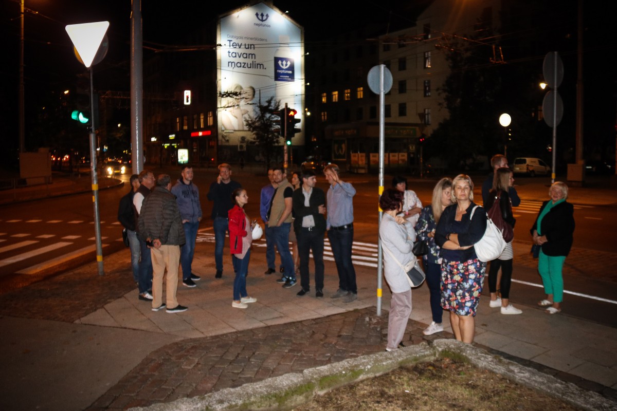 Pirmo reizi ieslēdz Rīgas Franču liceja atjaunotās vēsturiskās ēkas fasādes apgaismojumu