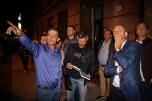 Pirmo reizi ieslēdz Rīgas Franču liceja atjaunotās vēsturiskās ēkas fasādes apgaismojumu