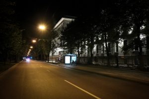Pirmo reizi ieslēdz Rīgas Franču liceja atjaunotās vēsturiskās ēkas fasādes apgaismojumu