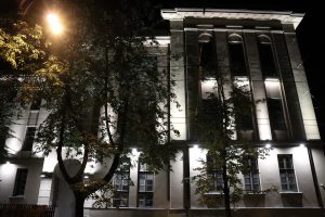 Pirmo reizi ieslēdz Rīgas Franču liceja atjaunotās vēsturiskās ēkas fasādes apgaismojumu