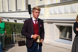 Ar vēsturiskā skolas zvana skaņām svinīgi atklāj atjaunoto Rīgas Valsts 1.ģimnāzijas vēsturisko ēkas fasādi