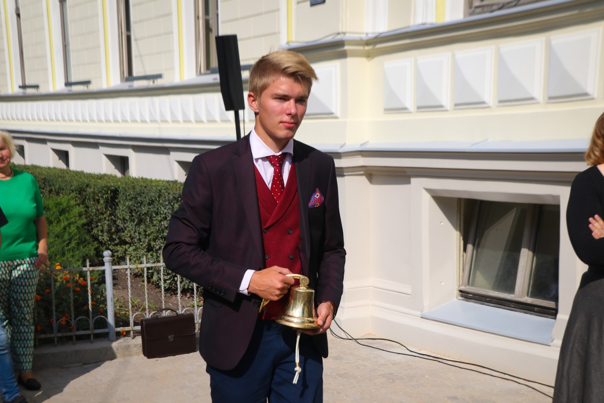 Ar vēsturiskā skolas zvana skaņām svinīgi atklāj atjaunoto Rīgas Valsts 1.ģimnāzijas vēsturisko ēkas fasādi