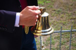 Ar vēsturiskā skolas zvana skaņām svinīgi atklāj atjaunoto Rīgas Valsts 1.ģimnāzijas vēsturisko ēkas fasādi