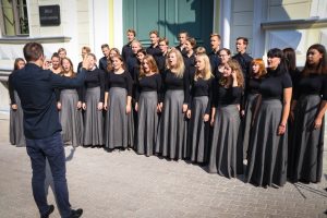 Ar vēsturiskā skolas zvana skaņām svinīgi atklāj atjaunoto Rīgas Valsts 1.ģimnāzijas vēsturisko ēkas fasādi