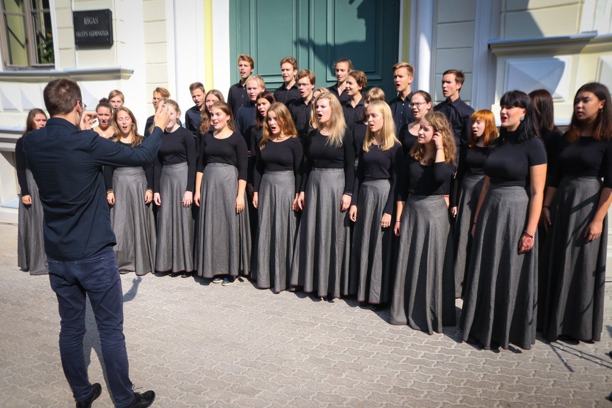 Ar vēsturiskā skolas zvana skaņām svinīgi atklāj atjaunoto Rīgas Valsts 1.ģimnāzijas vēsturisko ēkas fasādi