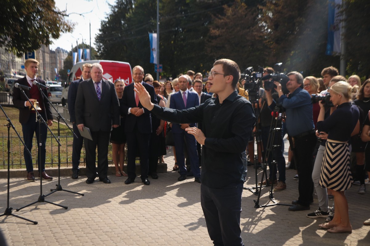 Ar vēsturiskā skolas zvana skaņām svinīgi atklāj atjaunoto Rīgas Valsts 1.ģimnāzijas vēsturisko ēkas fasādi