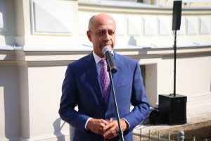 Ar vēsturiskā skolas zvana skaņām svinīgi atklāj atjaunoto Rīgas Valsts 1.ģimnāzijas vēsturisko ēkas fasādi