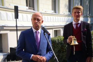 Ar vēsturiskā skolas zvana skaņām svinīgi atklāj atjaunoto Rīgas Valsts 1.ģimnāzijas vēsturisko ēkas fasādi