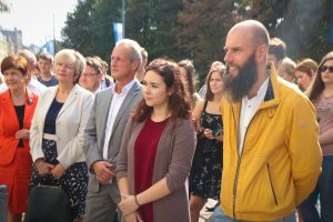 Ar vēsturiskā skolas zvana skaņām svinīgi atklāj atjaunoto Rīgas Valsts 1.ģimnāzijas vēsturisko ēkas fasādi