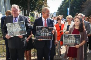 Ar vēsturiskā skolas zvana skaņām svinīgi atklāj atjaunoto Rīgas Valsts 1.ģimnāzijas vēsturisko ēkas fasādi