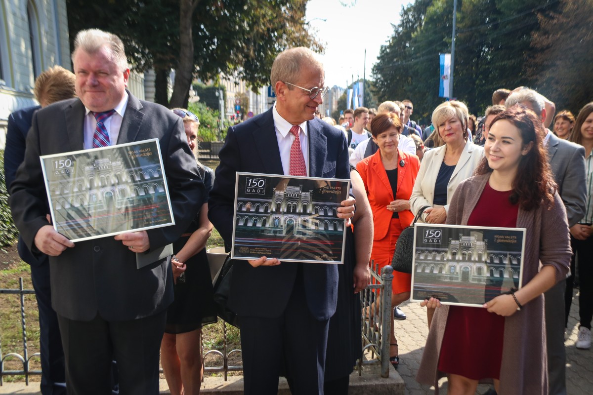 Ar vēsturiskā skolas zvana skaņām svinīgi atklāj atjaunoto Rīgas Valsts 1.ģimnāzijas vēsturisko ēkas fasādi