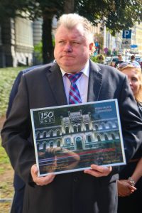 Ar vēsturiskā skolas zvana skaņām svinīgi atklāj atjaunoto Rīgas Valsts 1.ģimnāzijas vēsturisko ēkas fasādi