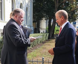 Ar vēsturiskā skolas zvana skaņām svinīgi atklāj atjaunoto Rīgas Valsts 1.ģimnāzijas vēsturisko ēkas fasādi