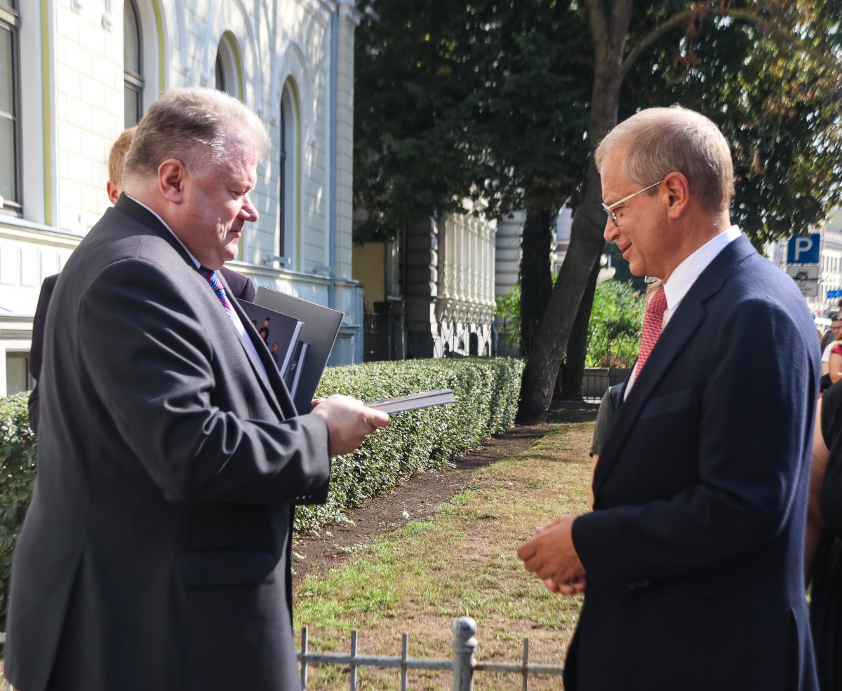 Ar vēsturiskā skolas zvana skaņām svinīgi atklāj atjaunoto Rīgas Valsts 1.ģimnāzijas vēsturisko ēkas fasādi