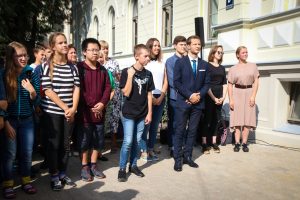 Ar vēsturiskā skolas zvana skaņām svinīgi atklāj atjaunoto Rīgas Valsts 1.ģimnāzijas vēsturisko ēkas fasādi