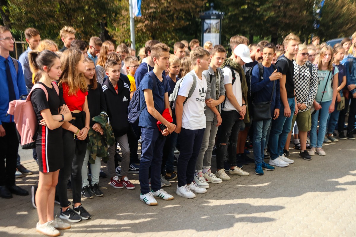 Ar vēsturiskā skolas zvana skaņām svinīgi atklāj atjaunoto Rīgas Valsts 1.ģimnāzijas vēsturisko ēkas fasādi