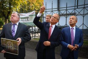 Ar vēsturiskā skolas zvana skaņām svinīgi atklāj atjaunoto Rīgas Valsts 1.ģimnāzijas vēsturisko ēkas fasādi