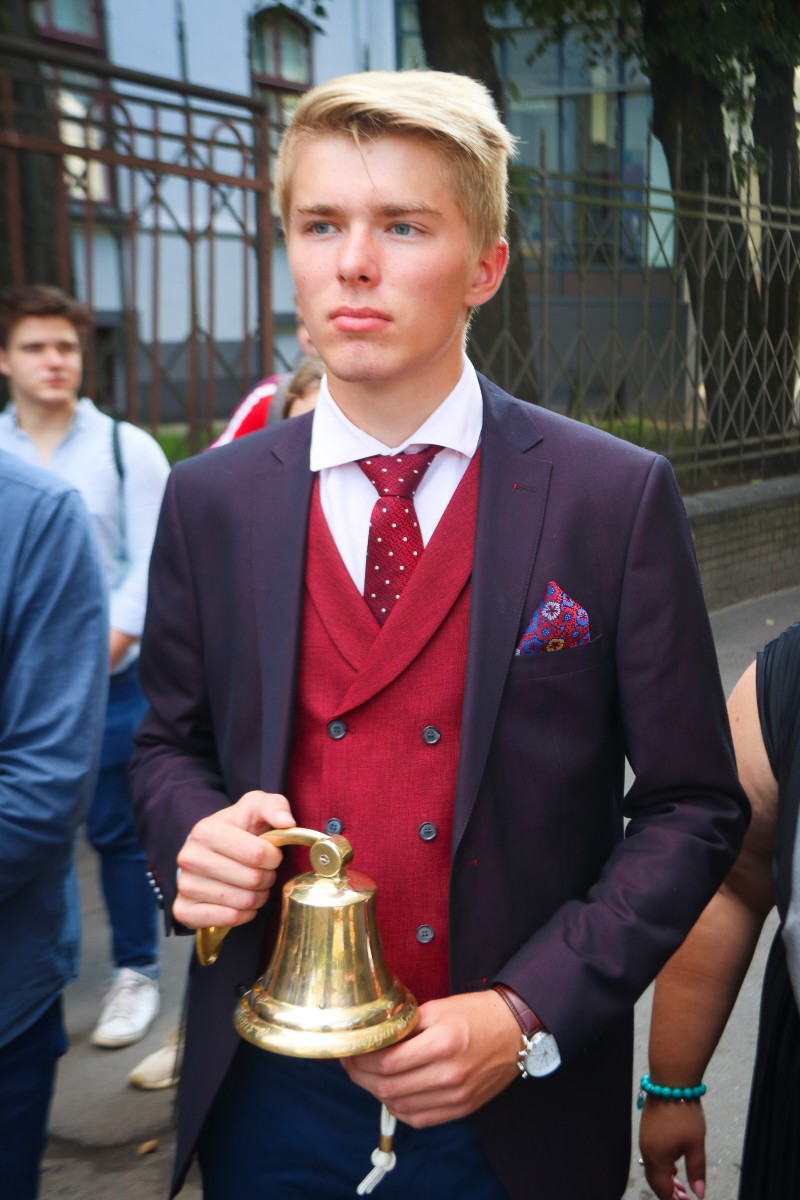 Ar vēsturiskā skolas zvana skaņām svinīgi atklāj atjaunoto Rīgas Valsts 1.ģimnāzijas vēsturisko ēkas fasādi