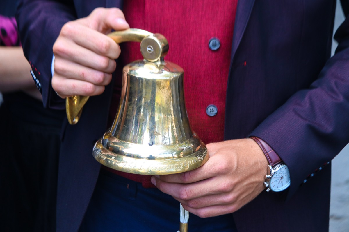 Ar vēsturiskā skolas zvana skaņām svinīgi atklāj atjaunoto Rīgas Valsts 1.ģimnāzijas vēsturisko ēkas fasādi