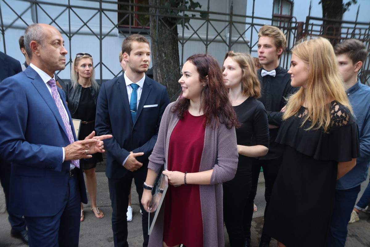 Ar vēsturiskā skolas zvana skaņām svinīgi atklāj atjaunoto Rīgas Valsts 1.ģimnāzijas vēsturisko ēkas fasādi