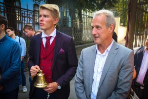 Ar vēsturiskā skolas zvana skaņām svinīgi atklāj atjaunoto Rīgas Valsts 1.ģimnāzijas vēsturisko ēkas fasādi