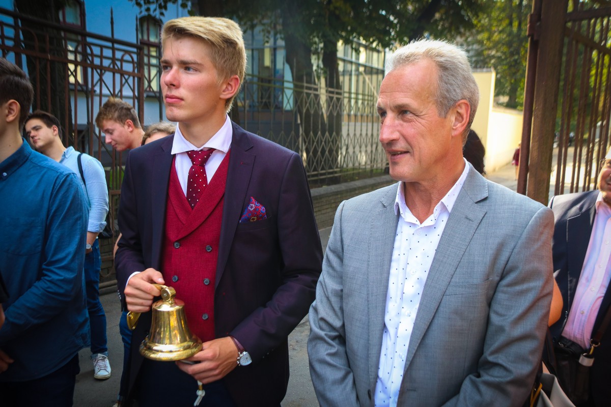 Ar vēsturiskā skolas zvana skaņām svinīgi atklāj atjaunoto Rīgas Valsts 1.ģimnāzijas vēsturisko ēkas fasādi