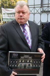 Ar vēsturiskā skolas zvana skaņām svinīgi atklāj atjaunoto Rīgas Valsts 1.ģimnāzijas vēsturisko ēkas fasādi