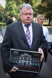 Ar vēsturiskā skolas zvana skaņām svinīgi atklāj atjaunoto Rīgas Valsts 1.ģimnāzijas vēsturisko ēkas fasādi