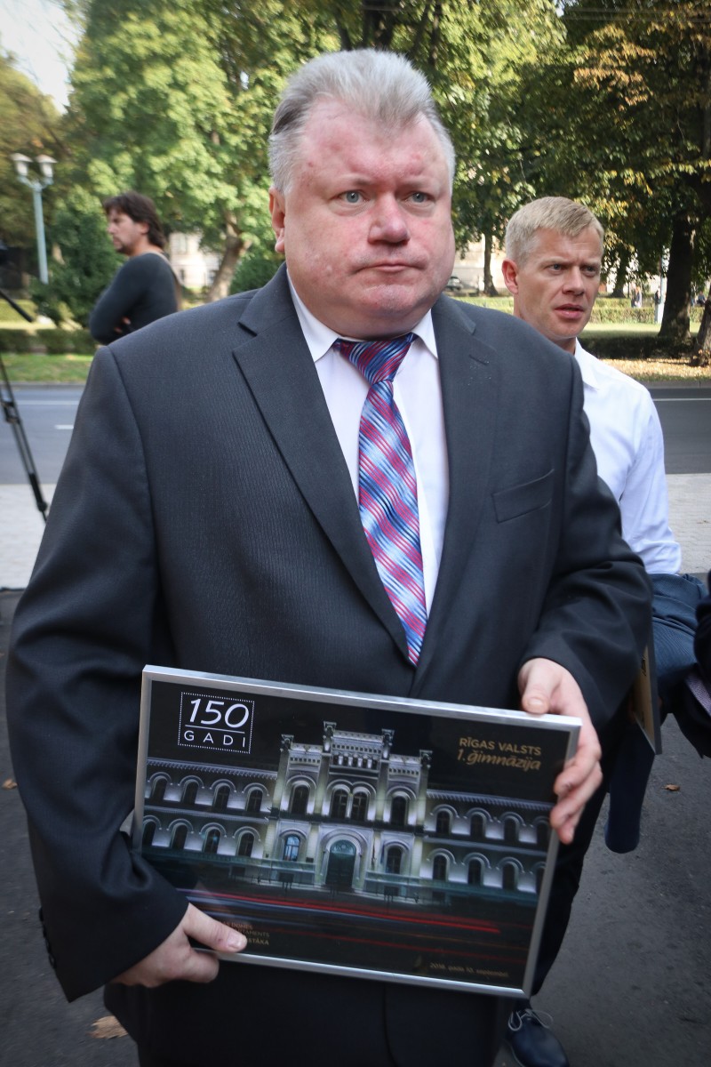 Ar vēsturiskā skolas zvana skaņām svinīgi atklāj atjaunoto Rīgas Valsts 1.ģimnāzijas vēsturisko ēkas fasādi