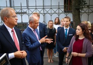 Ar vēsturiskā skolas zvana skaņām svinīgi atklāj atjaunoto Rīgas Valsts 1.ģimnāzijas vēsturisko ēkas fasādi